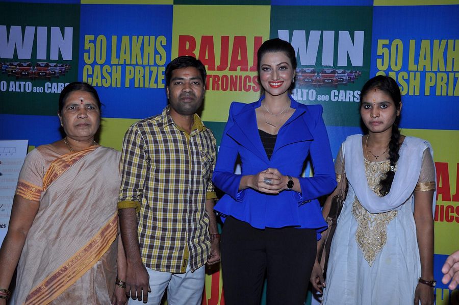 Actrees Hamsa Nandini And Shamili Swondaryarajan Bajaj Electronics Bumper Draw