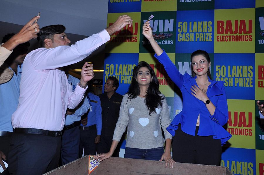 Actrees Hamsa Nandini And Shamili Swondaryarajan Bajaj Electronics Bumper Draw