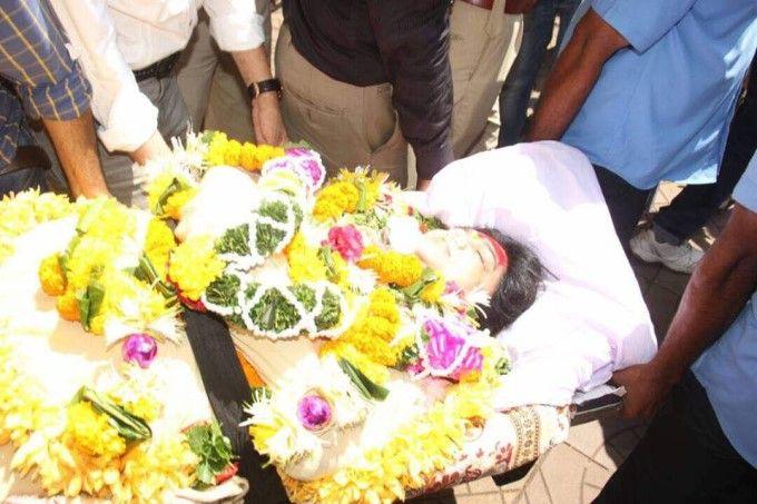 Actress Reema Lagoo Funeral Photos