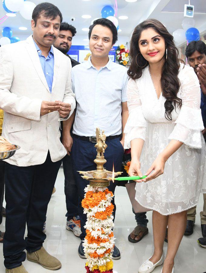 Actress Surabhi Launches Cell Point Show Room In Tirupathi