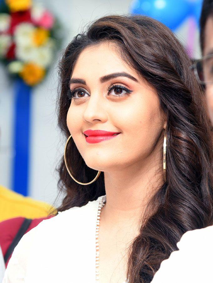 Actress Surabhi Launches Cell Point Show Room In Tirupathi