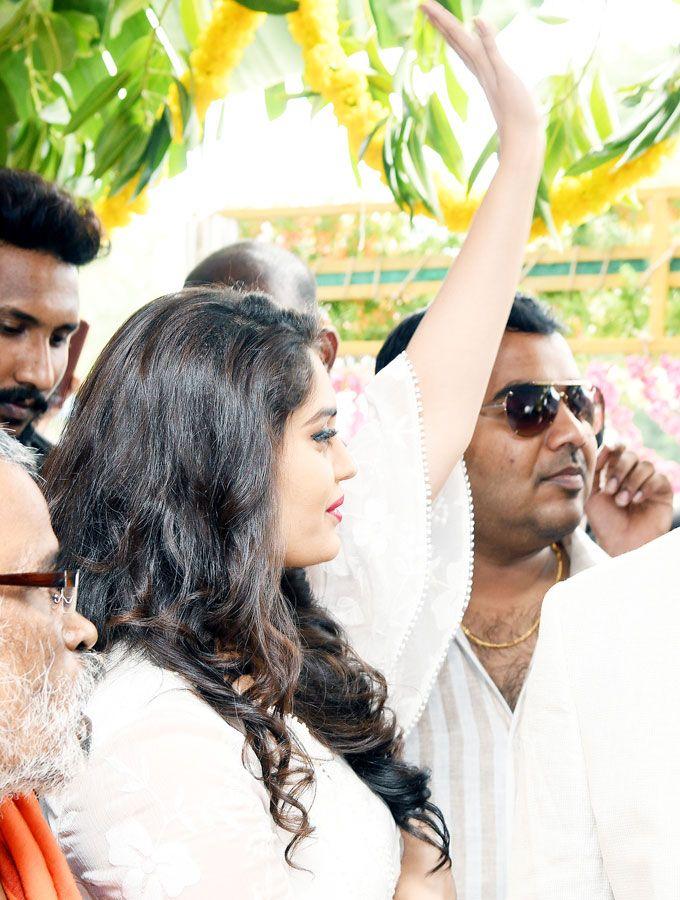 Actress Surabhi Launches Cell Point Show Room In Tirupathi