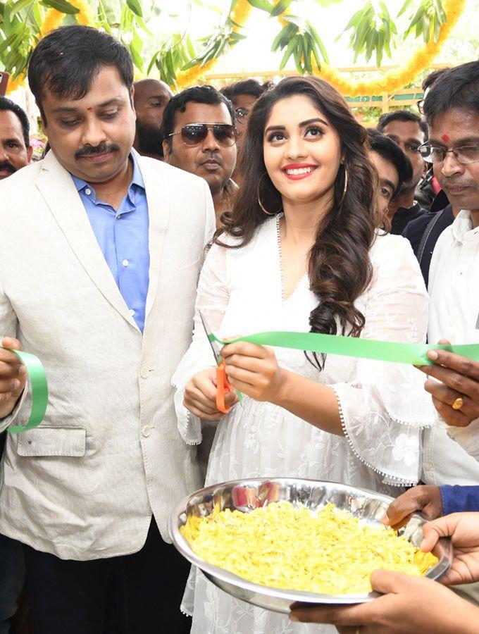 Actress Surabhi Launches Cell Point Show Room In Tirupathi
