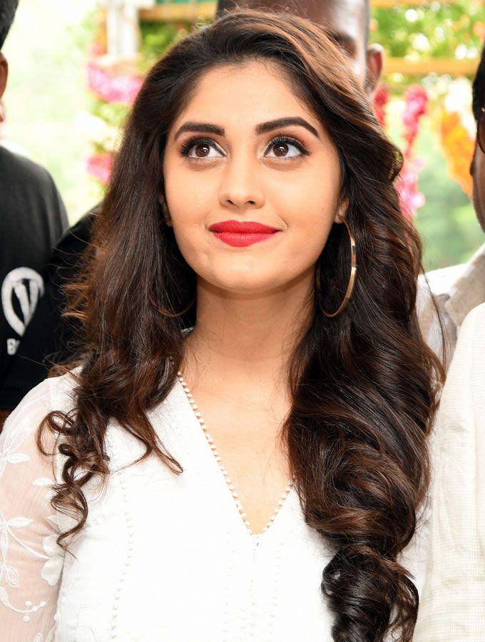 Actress Surabhi Launches Cell Point Show Room In Tirupathi