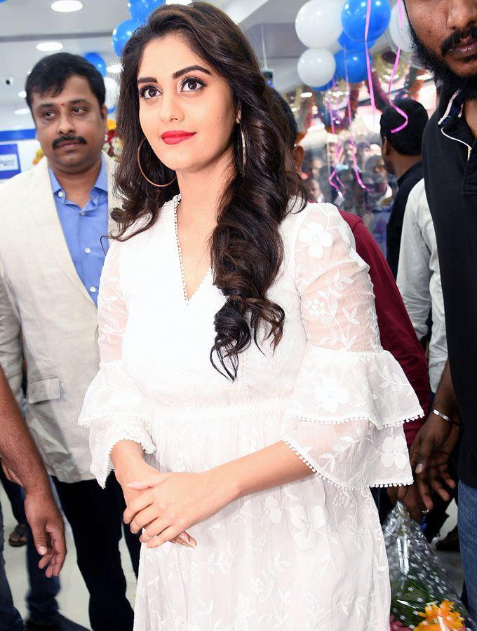 Actress Surabhi Launches Cell Point Show Room In Tirupathi