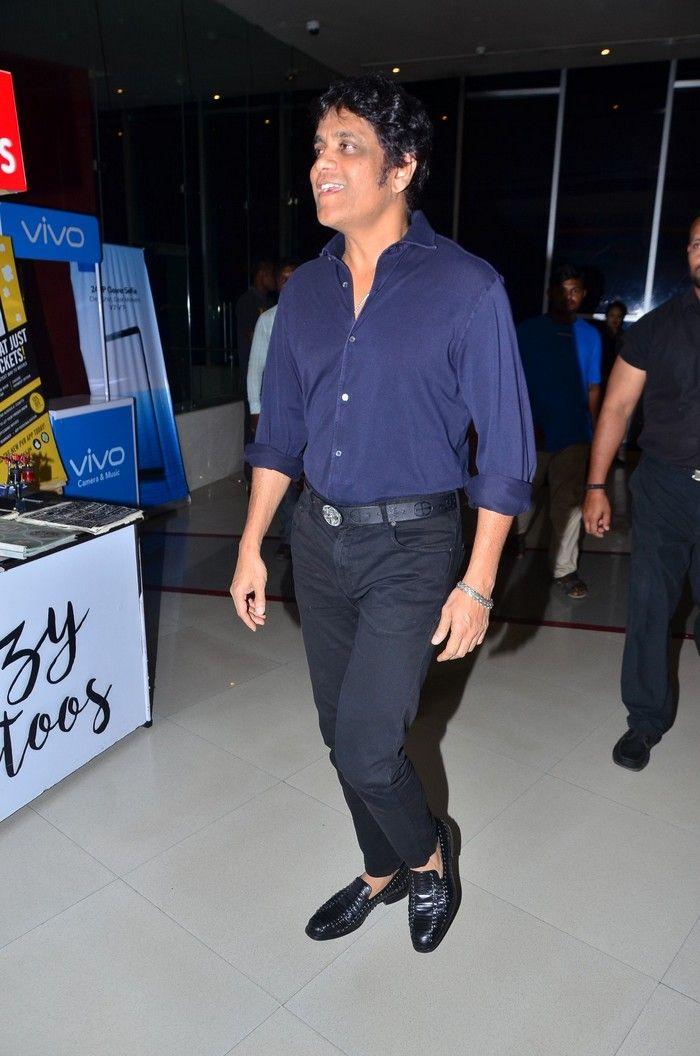 Akkineni Nagarjuna Interaction with Lady Fans Photos