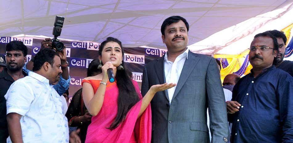 Arjun Reddy Heroine Shalini Pandey Launch Mobile Showroom in Nellore