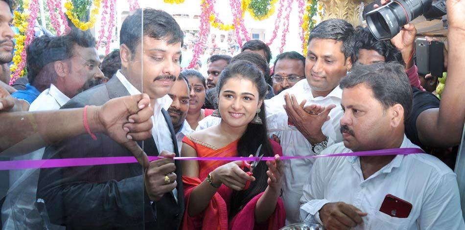 Arjun Reddy Heroine Shalini Pandey Launch Mobile Showroom in Nellore