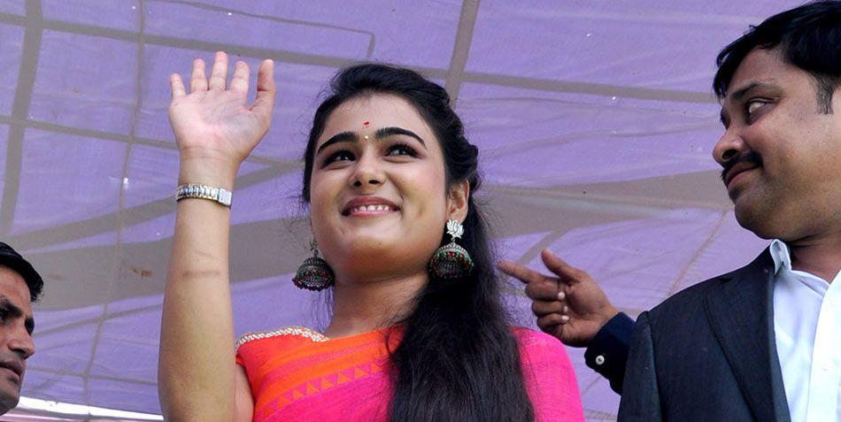 Arjun Reddy Heroine Shalini Pandey Launch Mobile Showroom in Nellore