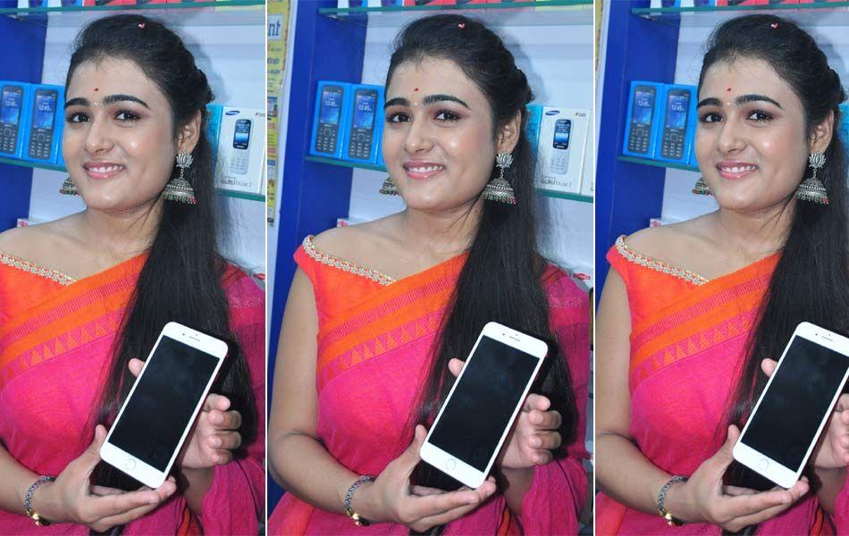 Arjun Reddy Heroine Shalini Pandey Launch Mobile Showroom in Nellore