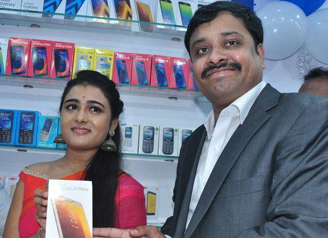 Arjun Reddy Heroine Shalini Pandey Launch Mobile Showroom in Nellore