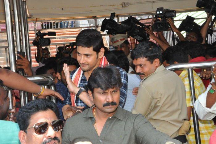 Bharat Ane Nenu Movie Team at Kanaka Durgamma Temple Photos