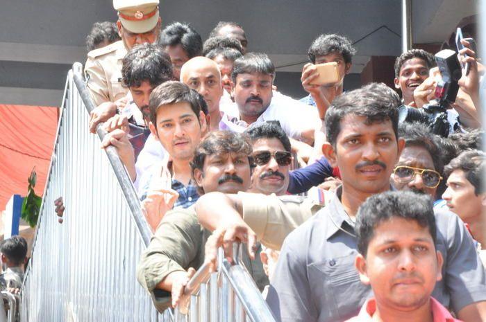 Bharat Ane Nenu Movie Team at Kanaka Durgamma Temple Photos