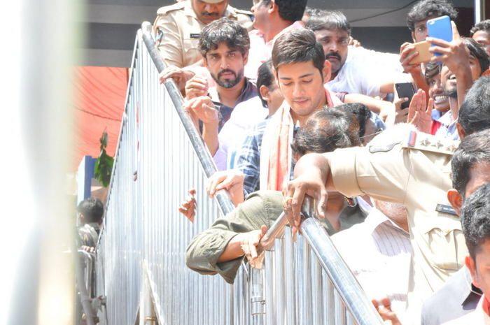 Bharat Ane Nenu Movie Team at Kanaka Durgamma Temple Photos