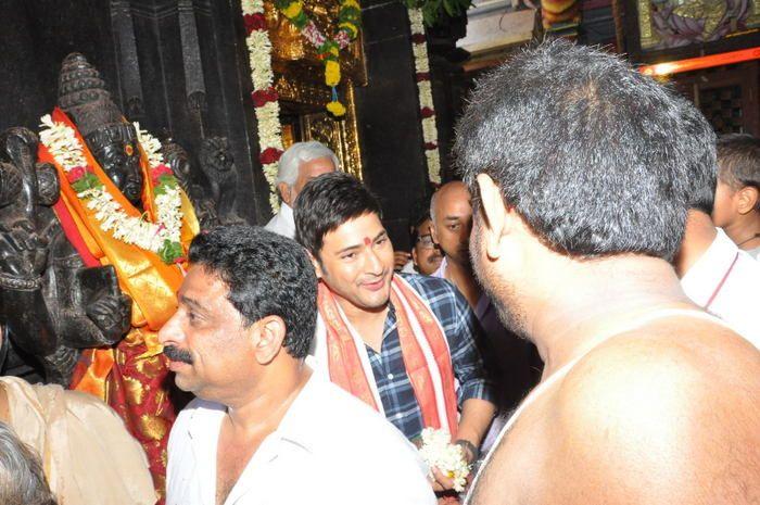 Bharat Ane Nenu Movie Team at Kanaka Durgamma Temple Photos