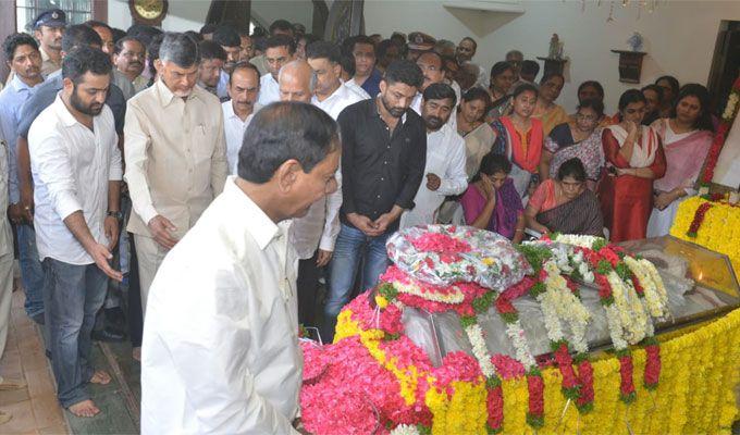 CM KCR & Chandra Babu Pay Homage to Nandamuri Harikrishna