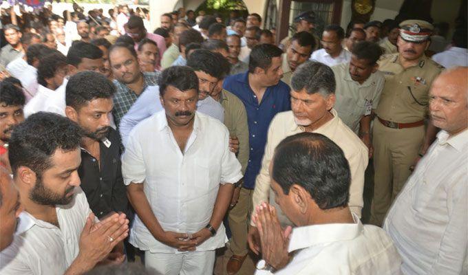 CM KCR & Chandra Babu Pay Homage to Nandamuri Harikrishna