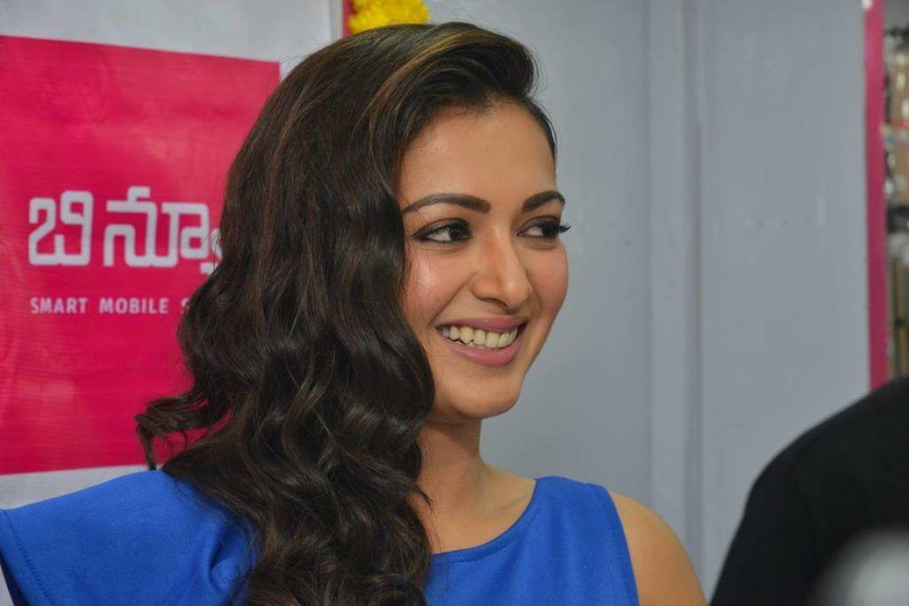 Catherine Tresa launches B New Mobile store in Eluru Photos