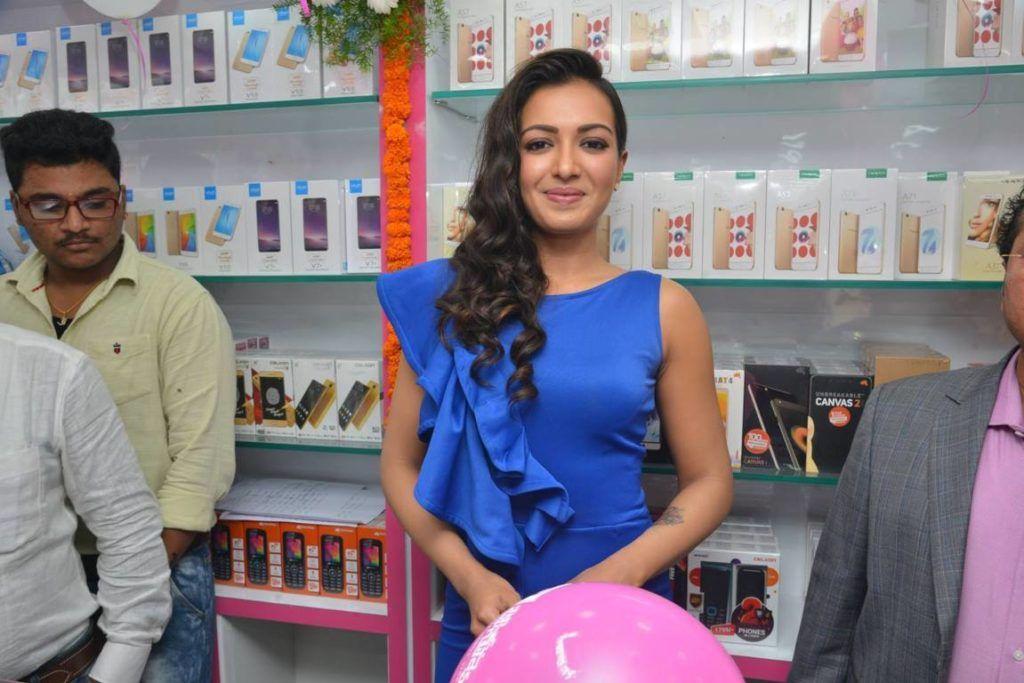 Catherine Tresa launches B New Mobile store in Eluru Photos