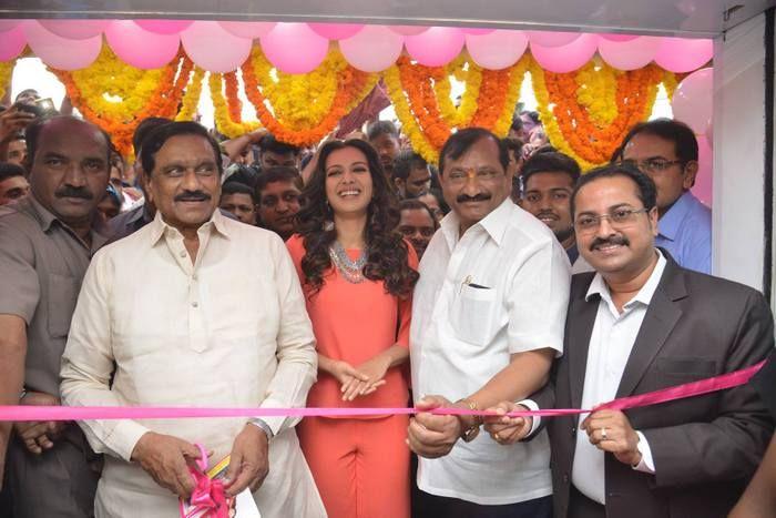 Catherine launches B New Mobile store at Kurnool