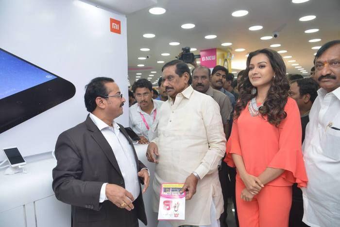 Catherine launches B New Mobile store at Kurnool