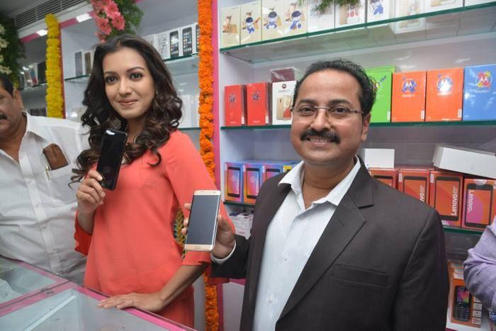 Catherine launches B New Mobile store at Kurnool