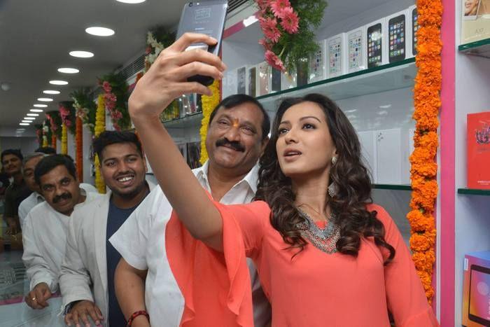 Catherine launches B New Mobile store at Kurnool