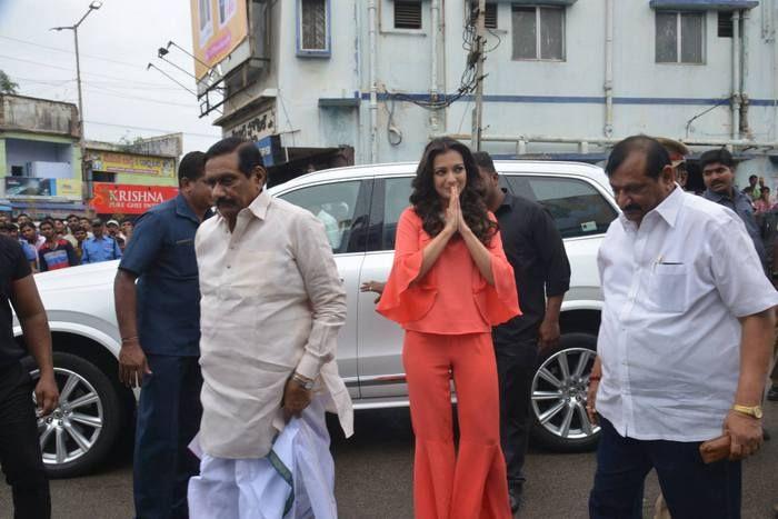 Catherine launches B New Mobile store at Kurnool