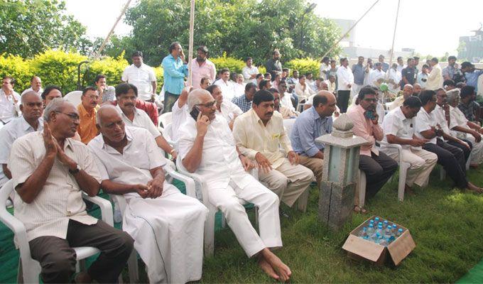 Celebrities Pay Homage To Nandamuri Harikrishna