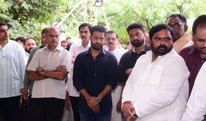 Celebrities Pay Homage To Nandamuri Harikrishna