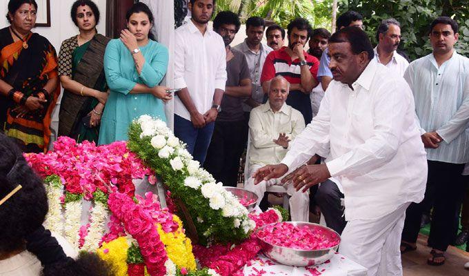 Celebrities Pay Homage To Nandamuri Harikrishna