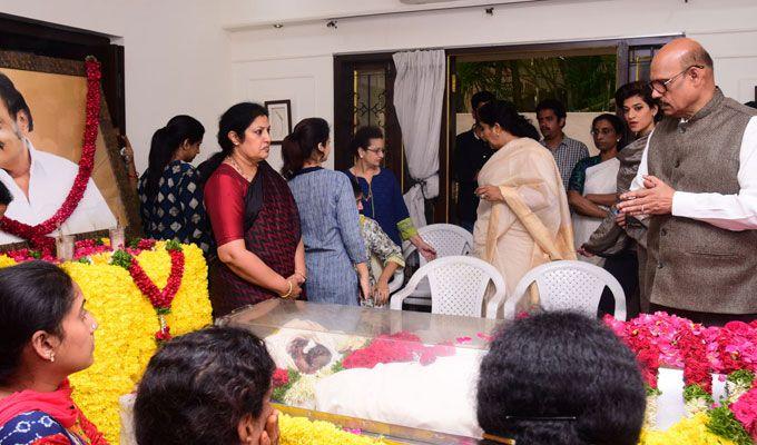 Celebrities Pay Homage To Nandamuri Harikrishna