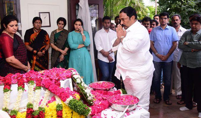 Celebrities Pay Homage To Nandamuri Harikrishna