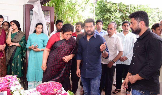 Celebrities Pay Homage To Nandamuri Harikrishna
