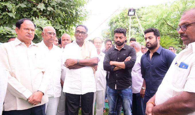 Celebrities Pay Homage To Nandamuri Harikrishna