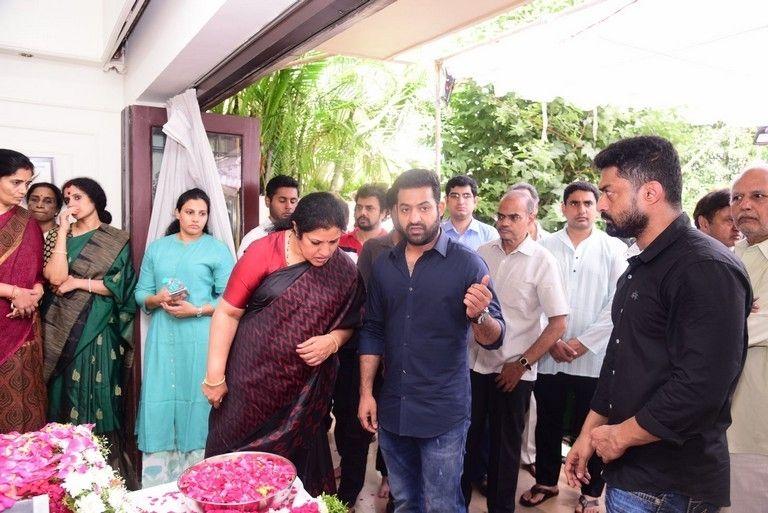 Celebrities Pay Homage To Nandamuri Harikrishna