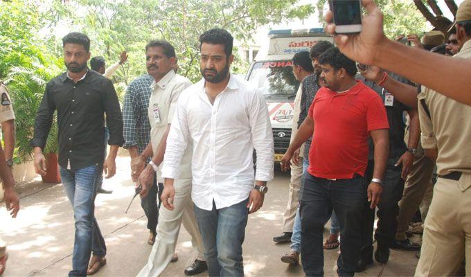 Celebrities Pay Homage to Nandamuri Harikrishna Photos