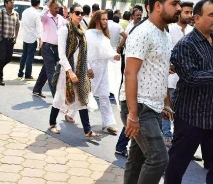 Celebrities arrives to pay his last respects to Sridevi Photos