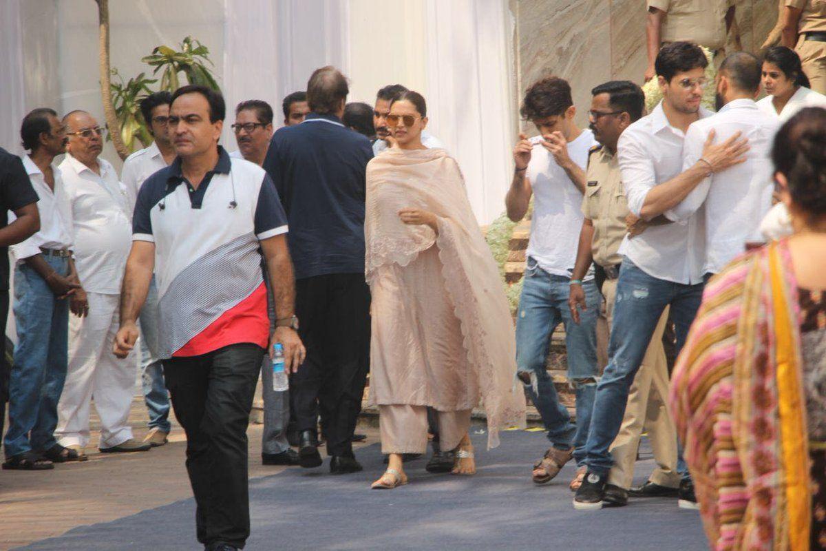 Celebrities arrives to pay his last respects to Sridevi Photos