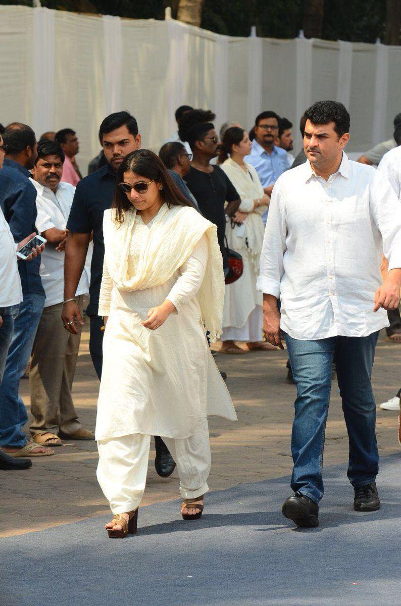 Celebrities arrives to pay his last respects to Sridevi Photos