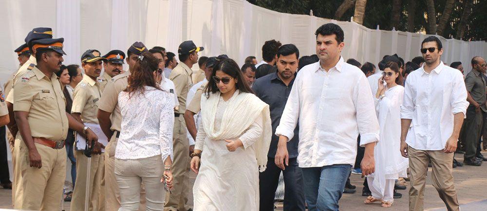 Celebrities pay homage to Sridevi Photos