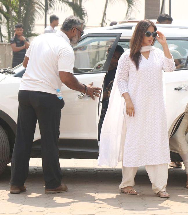 Celebrities pay homage to Sridevi Photos