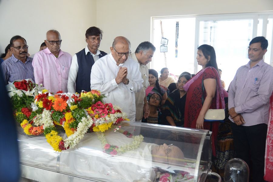 Celebs Condolences to Dr C Narayana Reddy Photos