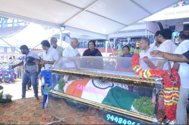 Celebs Pay Emotional Tributes to Ambareesh Pics