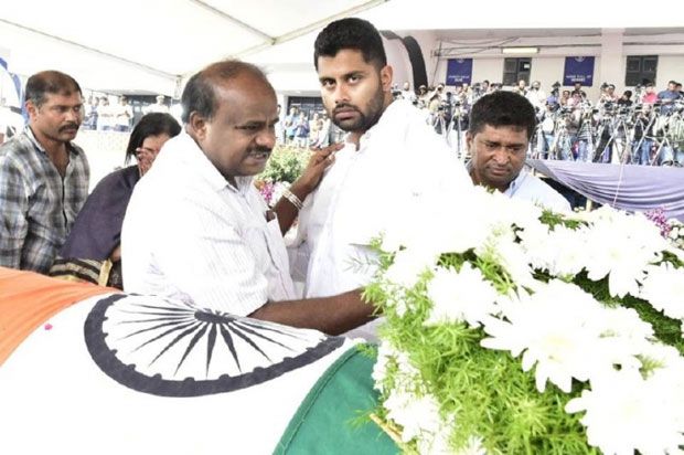 Celebs Pay Emotional Tributes to Ambareesh Pics