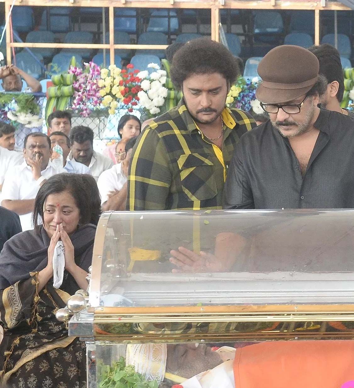 Celebs Pay Emotional Tributes to Ambareesh Pics