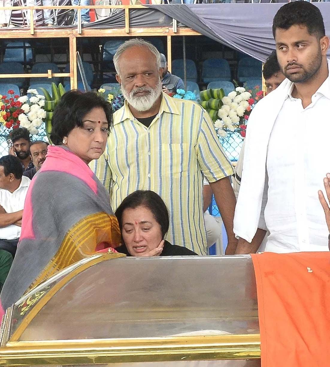 Celebs Pay Emotional Tributes to Ambareesh Pics