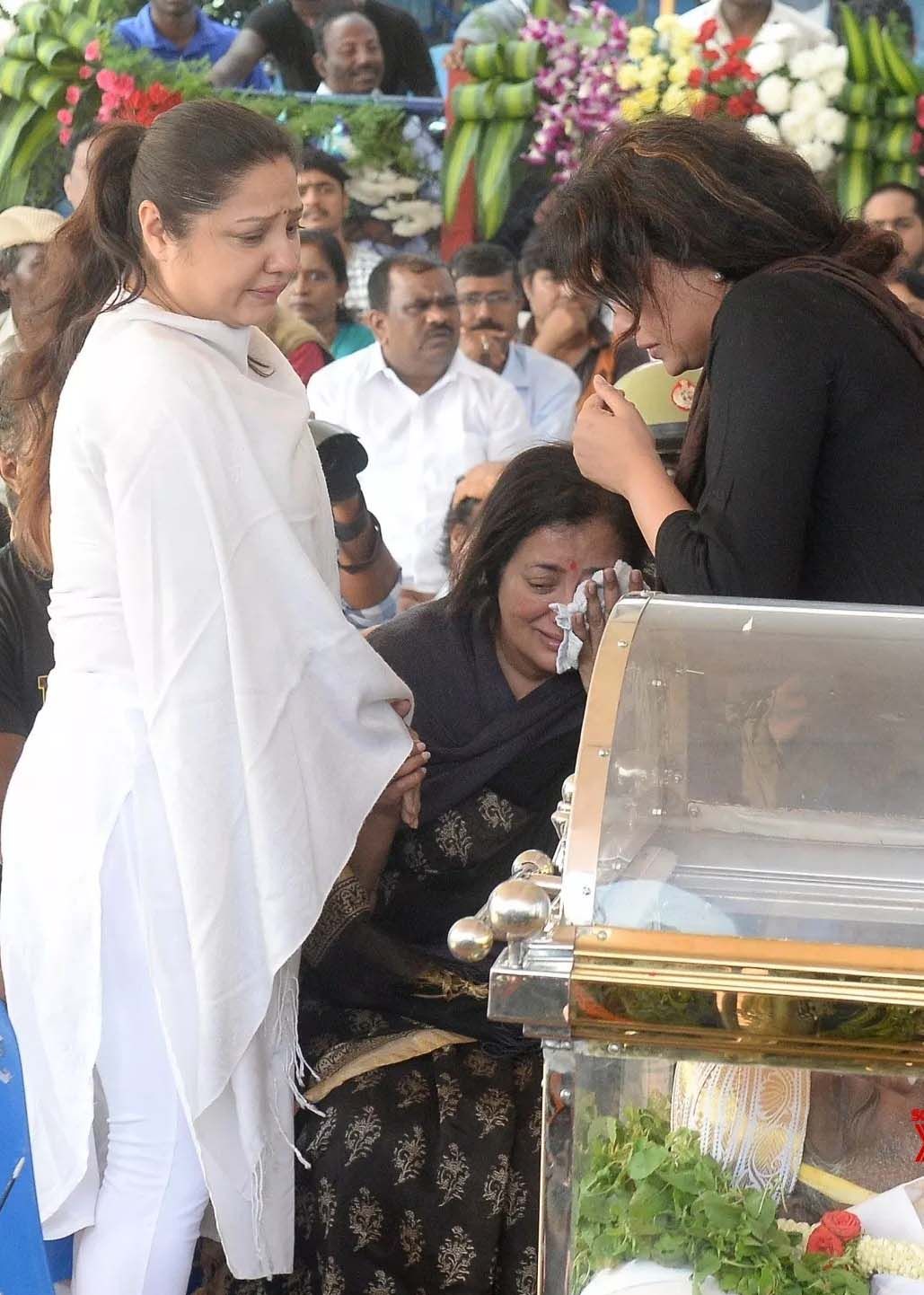 Celebs Pay Emotional Tributes to Ambareesh Pics