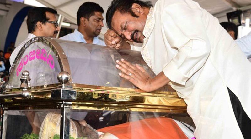 Celebs Pay Emotional Tributes to Ambareesh Pics