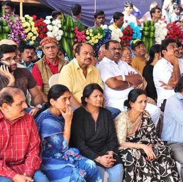 Celebs Pay Tributes to Ambareesh Photos